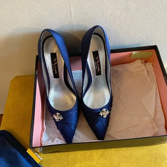 Alex Eveing dresses, shoes and handbag - Picture 5 of 12